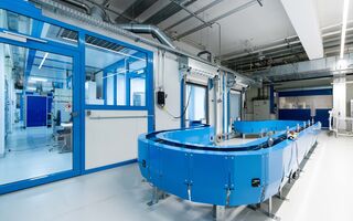 Bild der neuartigen Technikumsanlage für optische, mechanische und antimikrobielle Nanobeschichtungen von Oberflächen