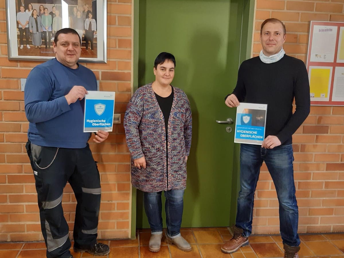 Antimikrobielle Beschichtung SANPURE® auf Türgriffen an Schulen Bild antimikrobiell, antibakteriell beschichteter Türgriffe mit SANPURE® an Schulen