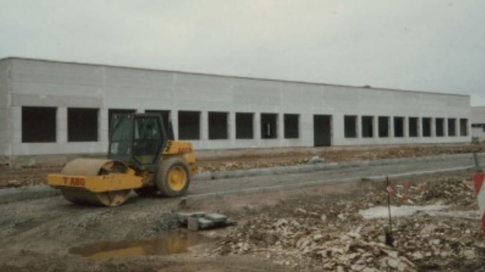 Aufbau Produktionshalle für Nanobeschichtungen im Jahr 1991 Foto vom Aufbau der Produktionshalle für Nanobeschichtungen von GBneuhaus im Thüringer Wald im Jahr 1991
