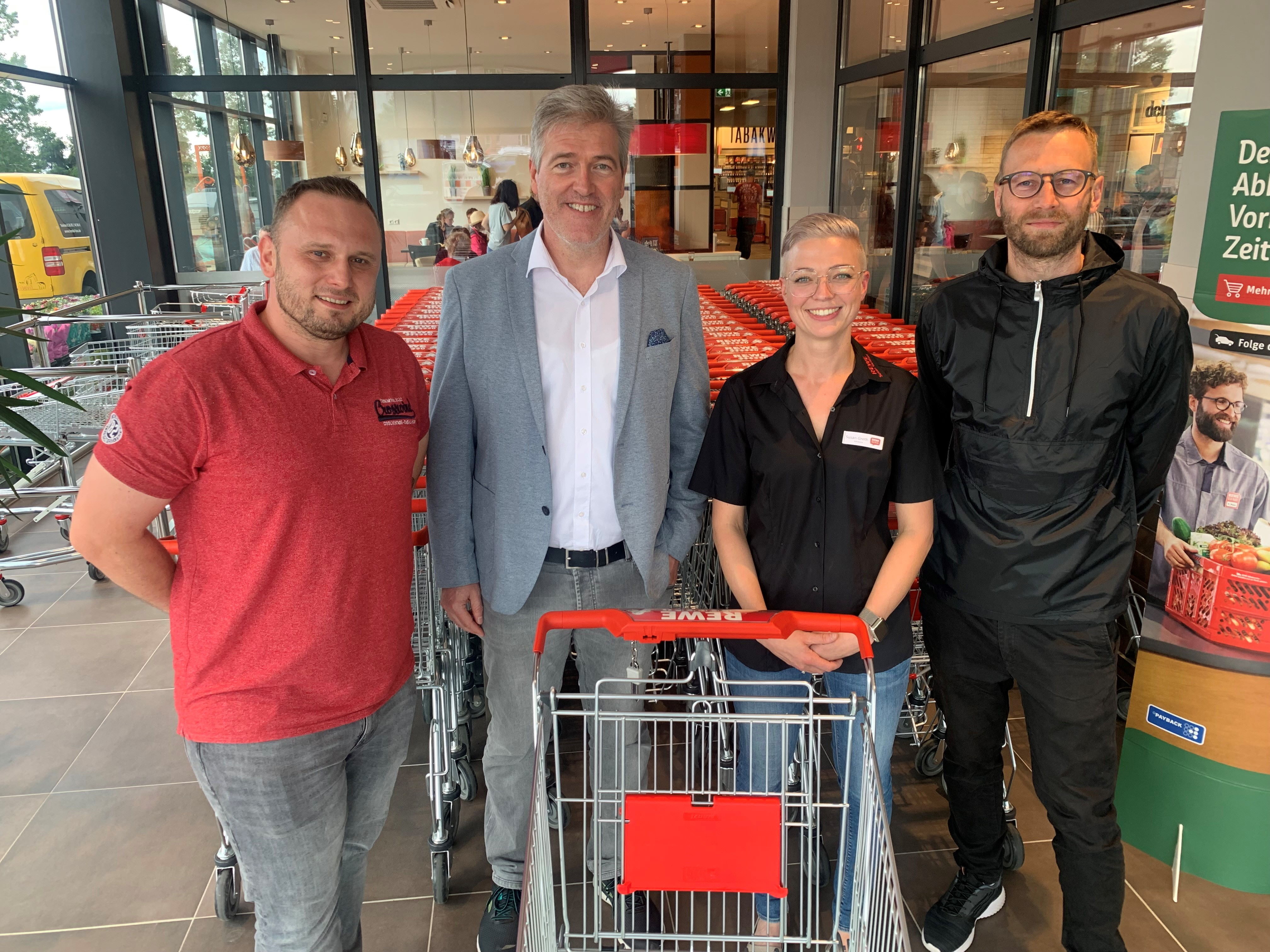 Antimikrobielle Beschichtung SANPURE® auf Einkaufswagen REWE Bild mit antimikrobiell beschichtetem Einkaufswagen im REWE-Supermarkt