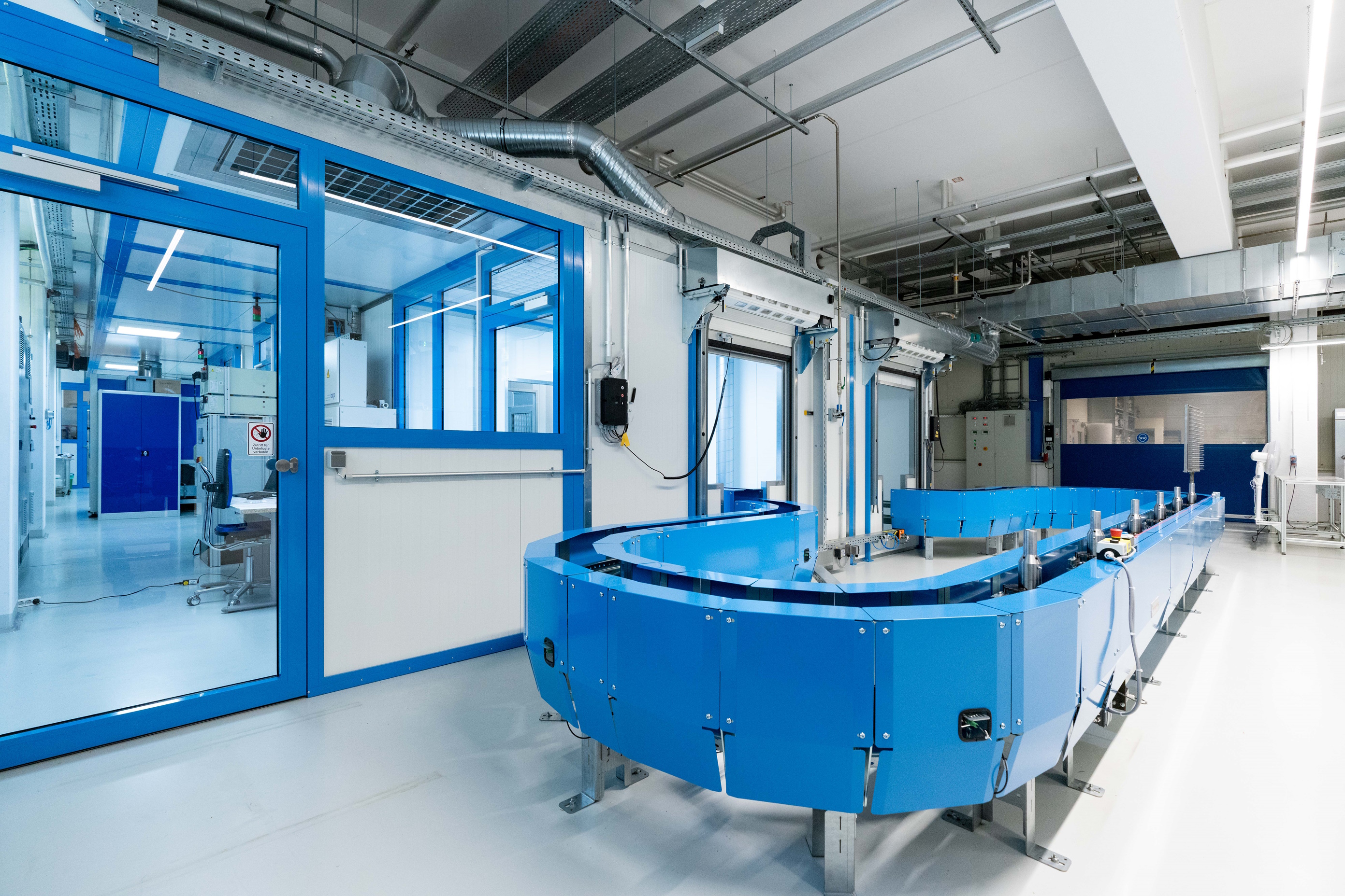 Erfahren Sie mehr über unsere neuartige Technikumsanlage Bild der neuartigen Technikumsanlage für optische, mechanische und antimikrobielle Nanobeschichtungen von Oberflächen